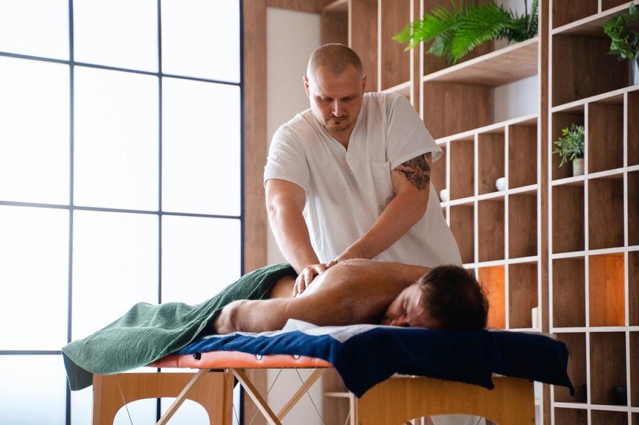 Deep tissue Sports massage/Home visit/Hotel visit